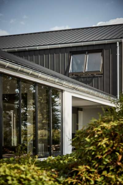 A very fine roof and façade solution on Funen, Strandvej 54B, Ballen, 5762 Vester Skerninge